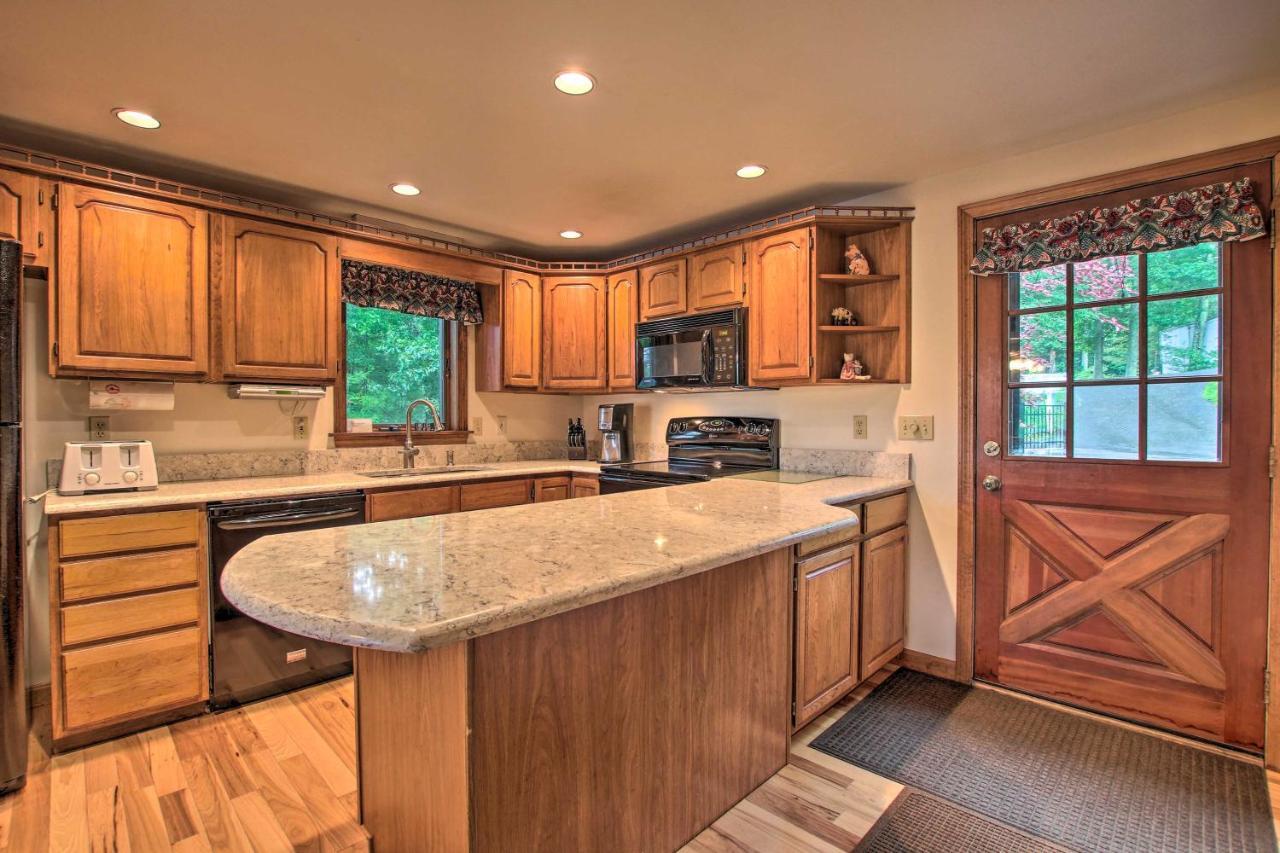 Waterfront New England House On Wickaboag Lake! West Brookfield Exterior foto