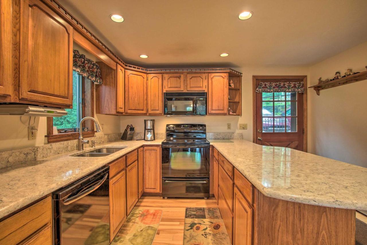 Waterfront New England House On Wickaboag Lake! West Brookfield Exterior foto
